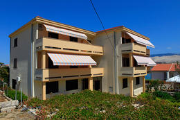 Penzion Moře - markýzy na balkónech, město Pag, ostrov Pag, Chorvatsko