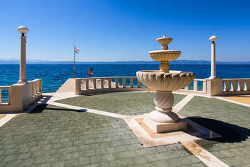 Apartmány Dragan - fontána před domem, Podgora - Čaklje, Chorvatsko