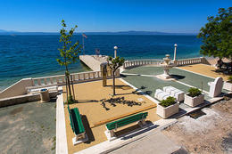 Apartmány Dragan - fontána a lavičky před domem, Podgora - Čaklje, Chorvatsko