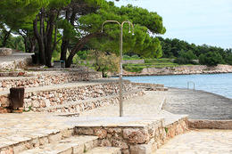 Jelsa - betonová pláž v zátoce Mina, ostrov Hvar, Chorvatsko