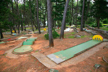 Jelsa - minigolf u pláže Mina, ostrov Hvar, Chorvatsko