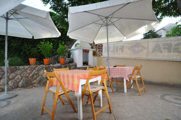 Apartmány Vrbnik 14 - gril s posezením u domu, Vrbnik, ostrov Krk, Chorvatsko