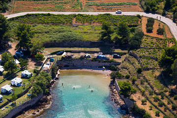 Jelsa - pláž Malo Grebišće s písečným dnem, ostrov Hvar, Chorvatsko
