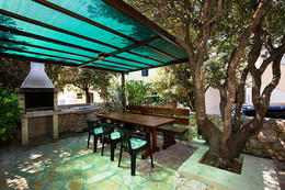 Apartmány Maša-I - gril s posezením u domu, Mandre, ostrov Pag, Chorvatsko