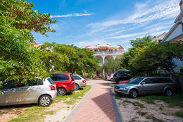 Apartmány Rita - parkoviště před domem, Vodice-Srima, Chorvatsko