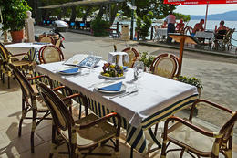 Apartmány Ivando**** - restaurace Plaža, Drvenik, Chorvatsko