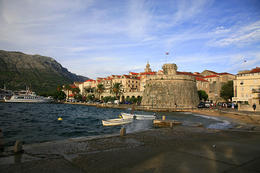 Korčula - oblázková pláž ve městě, ostrov Korčula, Chorvatsko