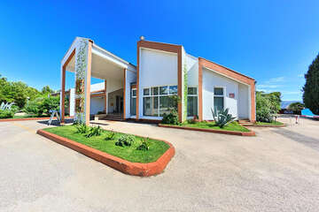 Hotel Resnik** - vstup do hotelu a parkoviště, Kaštel Štafilić, Chorvatsko