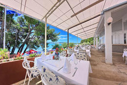 Hotel Resnik** - restaurace s terasou, Kaštel Štafilić, Chorvatsko