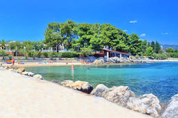 Kaštel Štafilić - pláž u hotelu Resnik**, Chorvatsko