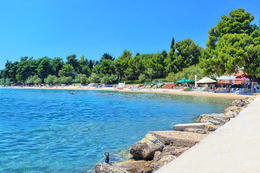 Kaštel Štafilić - pláž u hotelu Resnik**, Chorvatsko