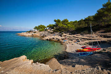 Vrboska - FKK pláž u kempu Nudist, ostrov Hvar, Chorvatsko