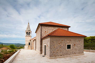 Jelsa (kostel Gospe od zdravlja), ostrov Hvar, Chorvatsko