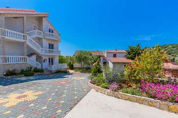 Apartmány Čigrada - okolí domu, Murter, ostrov Murter, Chorvatsko