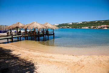 Písečná pláž Planjka ve Staré Novalji (4,1 km), ostrov Pag, Chorvatsko