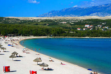 Oblázková pláž Zrće (2,9 km), ostrov Pag, Chorvatsko