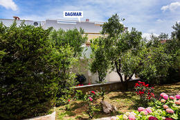 Apartmány Dagmar - pohled na zadní stranu domu, Novalja, ostrov Pag, Chorvatsko