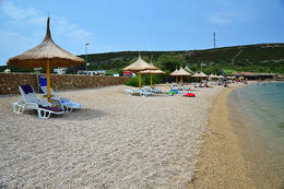 Písečná pláž Planjka ve Staré Novalji (4,1 km), ostrov Pag, Chorvatsko