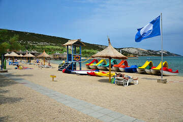 Písečná pláž Planjka ve Staré Novalji (4,1 km), ostrov Pag, Chorvatsko