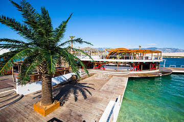 Hudební klub u oblázkové pláže Zrće (2,9 km), ostrov Pag, Chorvatsko