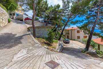 Apartmány Žarko - cesta od parkoviště k domu, Brela, Makarská riviéra, Chorvatsko