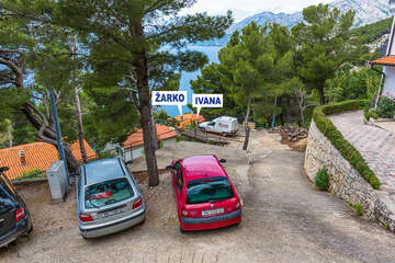 Apartmány Ivana - malé parkoviště 70 m nad domem, Brela,  Makarská riviéra, Chorvatsko