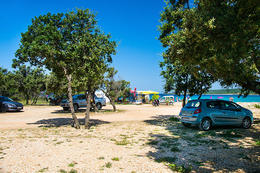 Pláž Babe - parkoviště, Novalja, ostrov Pag, Chorvatsko