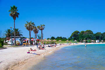 Písčitooblázková pláž u hotelu Liberty, Novalja, ostrov Pag, Chorvatsko