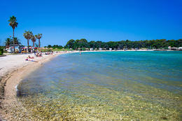 Písčitooblázková pláž u hotelu Liberty, Novalja, ostrov Pag, Chorvatsko