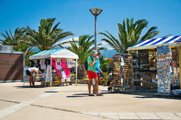 Stánky se suvenýry na promenádě poblíž hotelu Liberty, Novalja, ostrov Pag, Chorvatsko