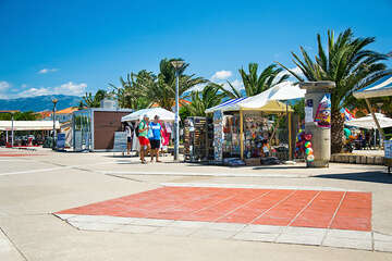 Stánky se suvenýry na promenádě poblíž hotelu Liberty, Novalja, ostrov Pag, Chorvatsko