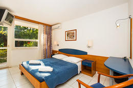 Pokoj s výhledem do parku, hotel Resnik, Kaštel-Štafilić, Chorvatsko