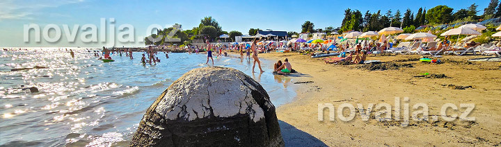 Písečná pláž v&nbsp;Zambratiji, Istrie