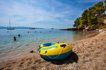 Bol - FKK pláž Paklina u Zlatneho ratu, ostrov Brač, Chorvatsko