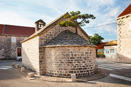 Nerežišća - kostelík sv. Petra a Pavla, ostrov Brač, Chorvatsko