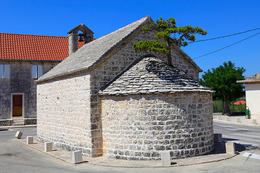 Nerežišća - kostelík sv. Petra a Pavla, ostrov Brač, Chorvatsko