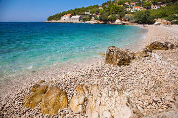 Vela Farska - pláž, ostrov Brač, Chorvatsko