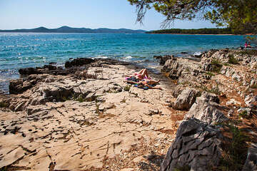 Apartmány Borovi - ploché kameny u pláže Soline, Biograd na Moru, Chorvatsko