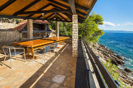 Apartmány Zdenko - výhled z terasy s grilem na moře, jižní zátoky, ostrov Hvar, Chorvatsko