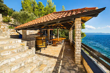 Apartmány Zdenko - společná terasa s grilem a posezením, jižní zátoky, ostrov Hvar, Chorvatsko