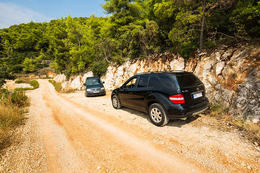 Apartmány Zdenko - parkování na cestě nad domem, jižní zátoky, ostrov Hvar, Chorvatsko