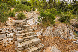 Apartmány Zdenko - schody od parkoviště k domu, jižní zátoky, ostrov Hvar, Chorvatsko