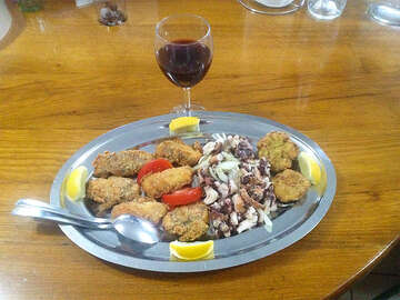 Apartmány Dorela - jídlo v restauraci majitelů, okolí zátoky Vela Planica, ostrov Brač, Chorvatsko