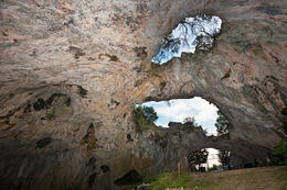 Jeskyně Vela špilja - přírodní otvor na stropu jeskyně, ostrov Korčula, Chorvatsko