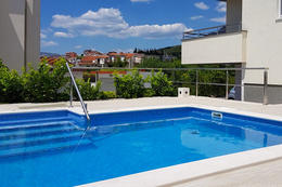 Apartmány Crystal - bazén u domu, Podstrana, Chorvatsko