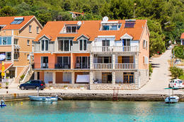 Apartmány Ankica - žebřík do moře před domem, Prižba, ostrov Korčula, Chorvatsko