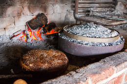 Tradiční způsob přípravy pokrmů - "pod pekom"