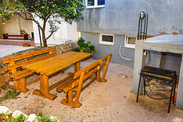 Apartmány Lucija - posezení u domu, Živogošće - Blato, Makarská riviéra, Chorvatsko