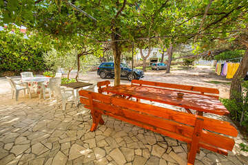 Apartmány Zvonko - posezení u domu, Vlašiči, ostrov Pag, Chorvatsko