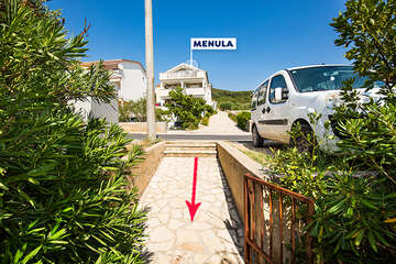 Apartmány Menula - chodníček od domu k pláži, Stará Novalja, ostrov Pag, Chorvatsko